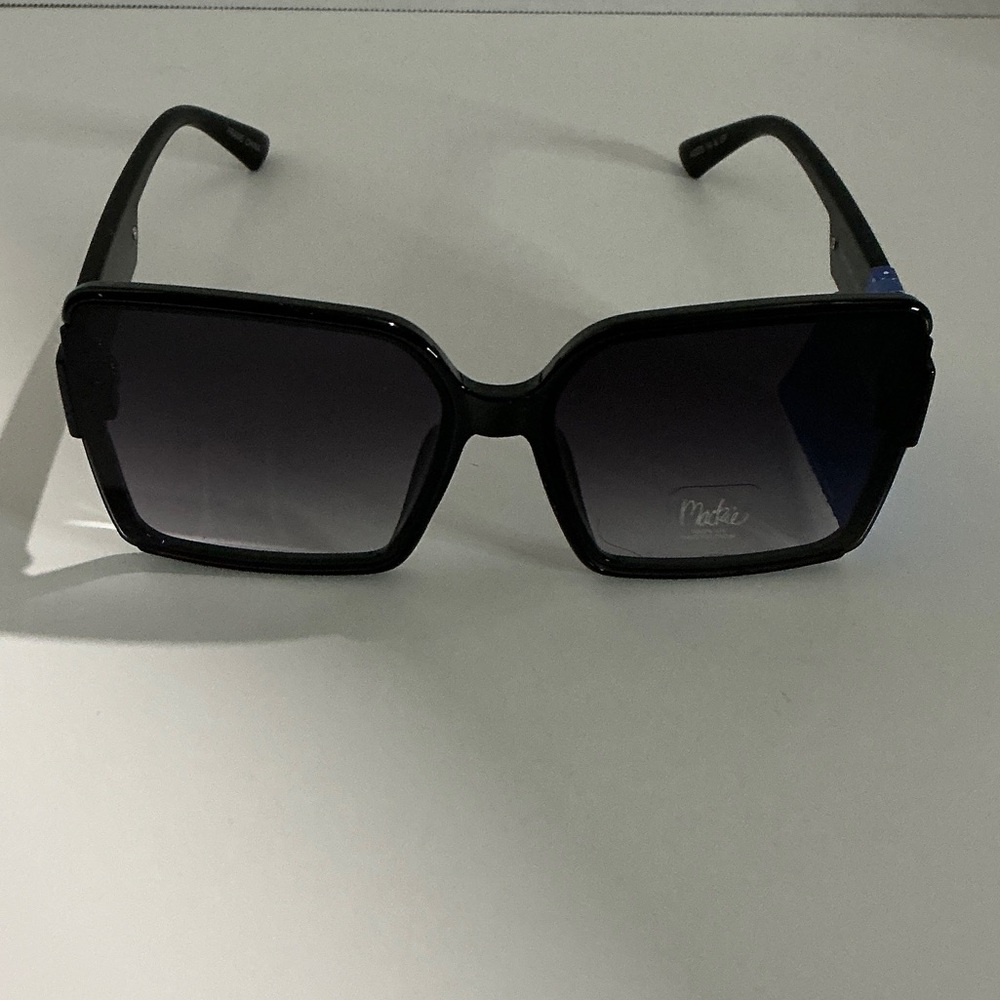NWT Bob Mackie Black Sunglasses With Green White Red On Arms
